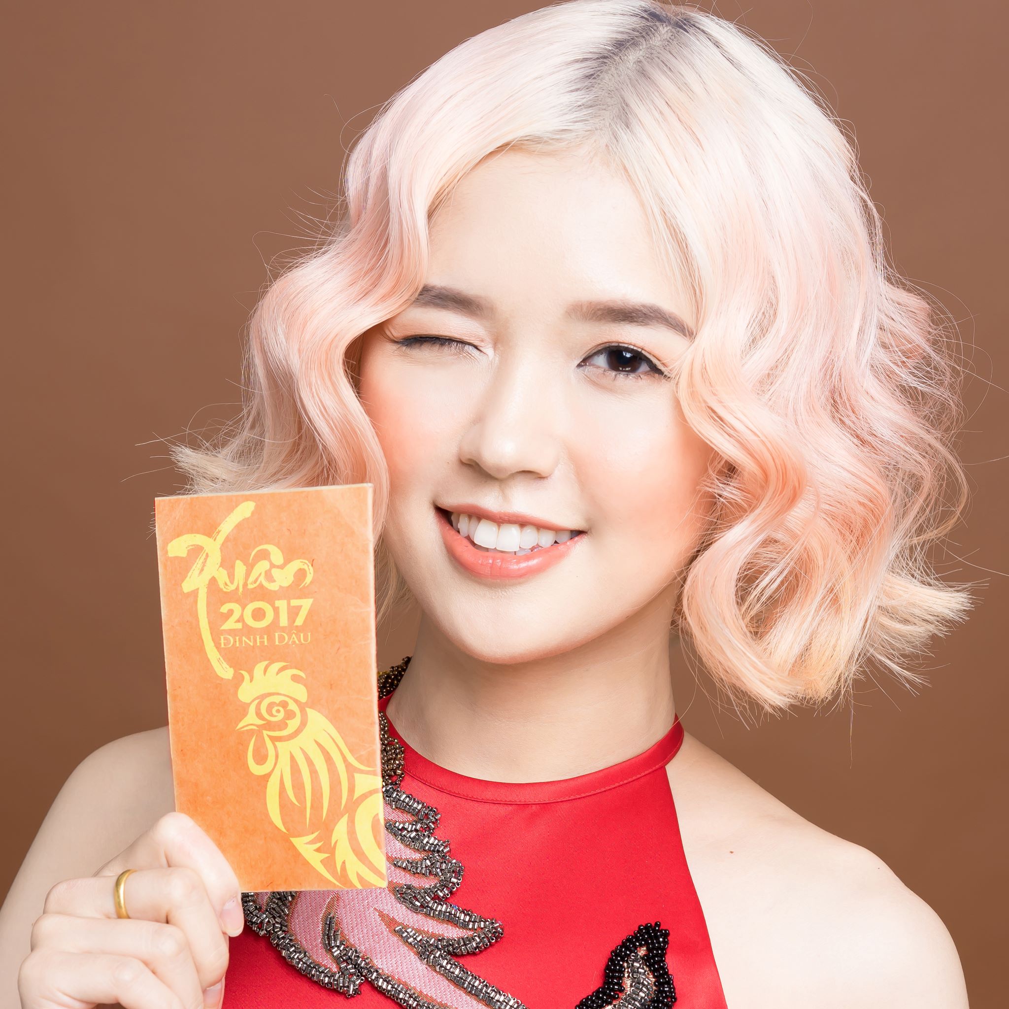 Clip: Năm mới Đinh Dậu đến rồi, cùng nghe dàn sao hot nhất Vbiz gửi lời chúc ấm áp, đầy hứng khởi nào! - Ảnh 16. Clip: Năm mới Đinh Dậu đến rồi, cùng nghe dàn sao hot nhất Vbiz gửi lời chúc ấm áp, đầy hứng khởi nào! - Ảnh 16.