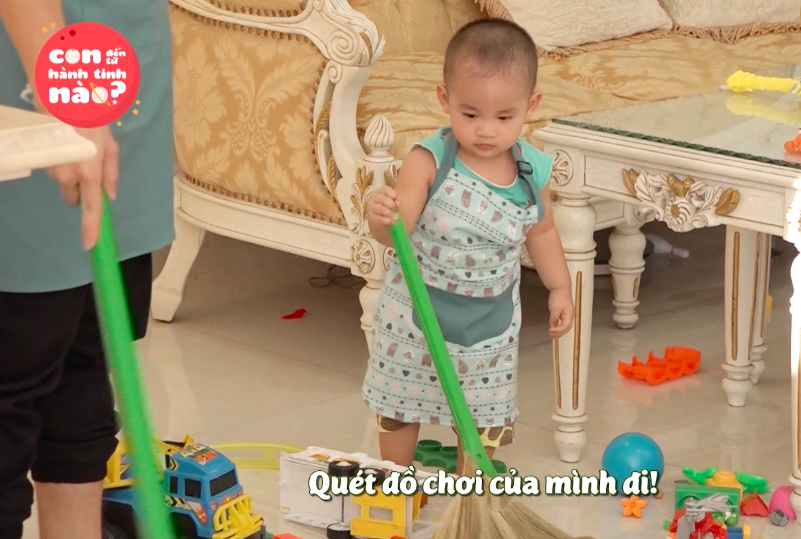 Con trai nhỏ xíu của Đăng Khôi cặm cụi quét nhà quên cả trời đất - Ảnh 9. Con trai nhỏ xíu của Đăng Khôi cặm cụi quét nhà quên cả trời đất - Ảnh 9.