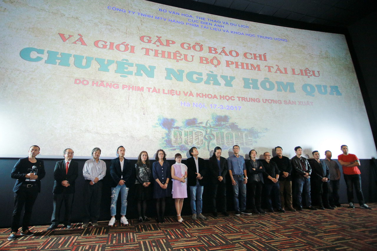 Ngập tràn cảm xúc trong buổi ra mắt phim tài liệu của nhóm Bức Tường - Ảnh 1. Ngập tràn cảm xúc trong buổi ra mắt phim tài liệu của nhóm Bức Tường - Ảnh 1.