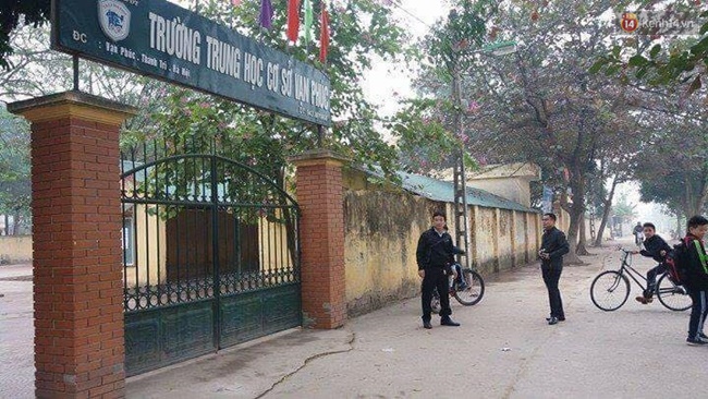 Hà Nội: Nam thanh niên đến cổng trường dụ dỗ bé gái tiểu học lên xe bị người dân chặn bắt - Ảnh 3. Hà Nội: Nam thanh niên đến cổng trường dụ dỗ bé gái tiểu học lên xe bị người dân chặn bắt - Ảnh 3.