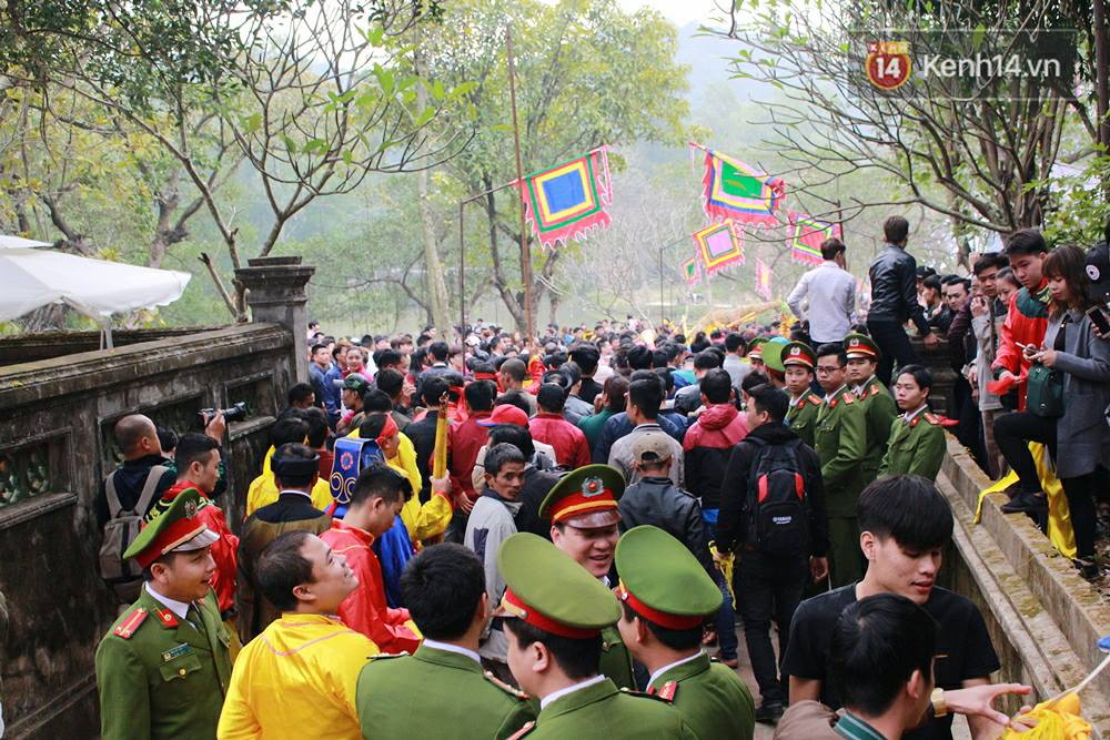 Hà Nội: Biển người chen nhau tham dự Hội Gióng - Đền Sóc - Ảnh 5. Hà Nội: Biển người chen nhau tham dự Hội Gióng - Đền Sóc - Ảnh 5.
