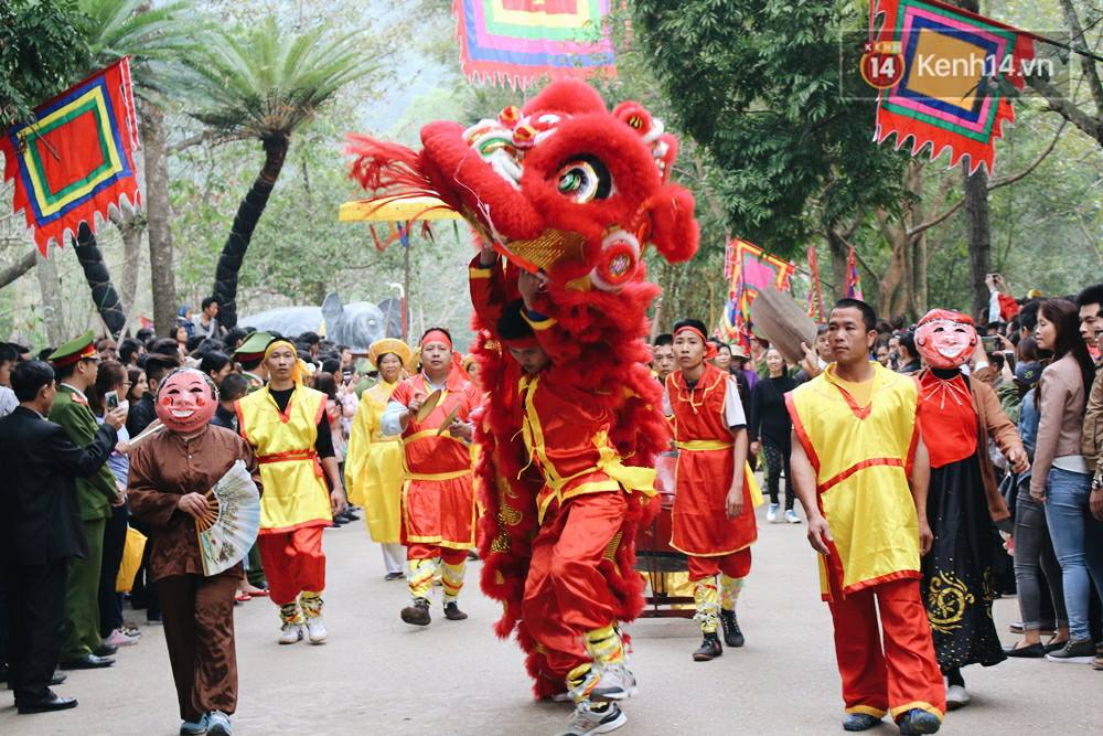 Hà Nội: Biển người chen nhau tham dự Hội Gióng - Đền Sóc - Ảnh 1. Hà Nội: Biển người chen nhau tham dự Hội Gióng - Đền Sóc - Ảnh 1.