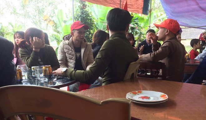 Fan hâm mộ đến chật nhà chúc Tết, chụp hình cùng Công Phượng - Ảnh 2. Fan hâm mộ đến chật nhà chúc Tết, chụp hình cùng Công Phượng - Ảnh 2.