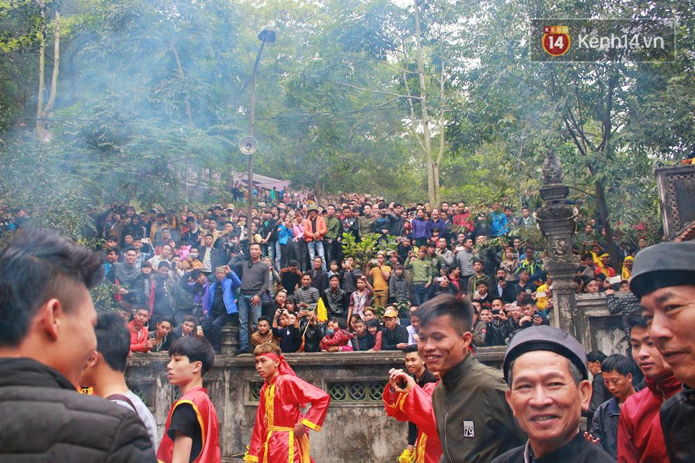 Hà Nội: Biển người chen nhau tham dự Hội Gióng - Đền Sóc - Ảnh 7. Hà Nội: Biển người chen nhau tham dự Hội Gióng - Đền Sóc - Ảnh 7.