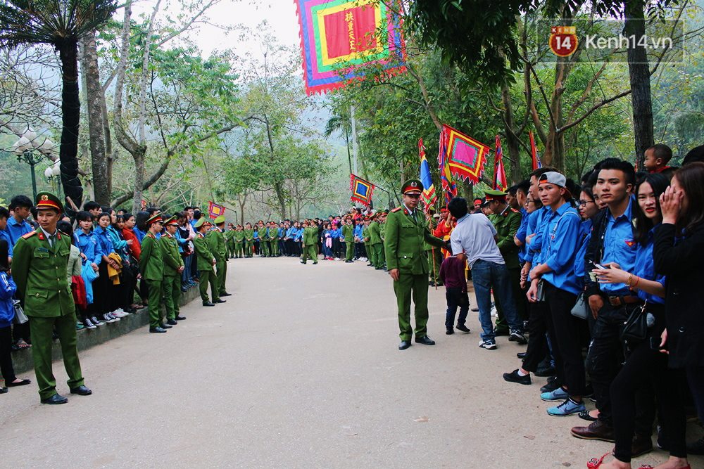 Hà Nội: Biển người chen nhau tham dự Hội Gióng - Đền Sóc - Ảnh 8. Hà Nội: Biển người chen nhau tham dự Hội Gióng - Đền Sóc - Ảnh 8.