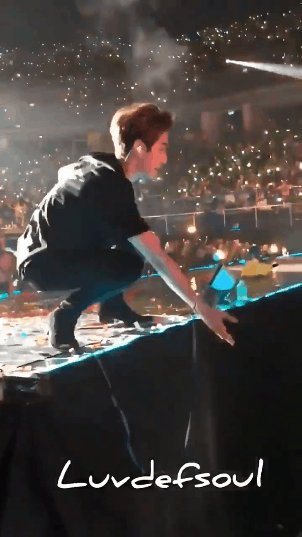 Fan thi nhau ném điện thoại lên sân khấu để được selfie với GOT7 - Ảnh 2. Fan thi nhau ném điện thoại lên sân khấu để được selfie với GOT7 - Ảnh 2.