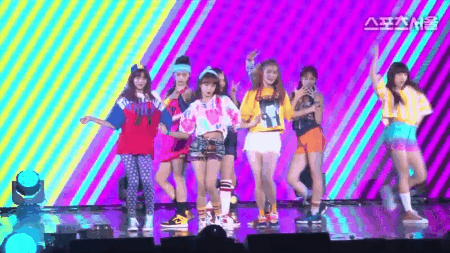 Netizen thấy tội nghiệp girlgroup tân binh vì động tác vũ đạo kì quặc - Ảnh 1. Netizen thấy tội nghiệp girlgroup tân binh vì động tác vũ đạo kì quặc - Ảnh 1.