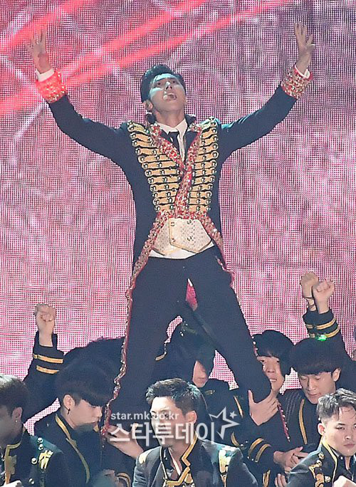 Yunho nói về việc tiếp tục biểu diễn khi biết quần đã rách - Ảnh 1. Yunho nói về việc tiếp tục biểu diễn khi biết quần đã rách - Ảnh 1.