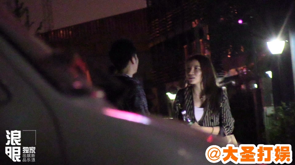 Lý Thần bị bắt gặp trò chuyện thân mật với mỹ nhân lạ mặt không phải Phạm Băng Băng - Ảnh 2. Lý Thần bị bắt gặp trò chuyện thân mật với mỹ nhân lạ mặt không phải Phạm Băng Băng - Ảnh 2.