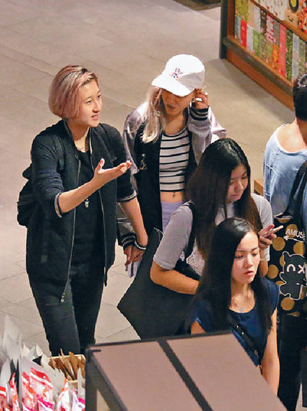 Con rơi Thành Long ngày càng ngỗ ngược, cạo trọc đầu, ra phố hút thuốc cùng bạn gái 30 tuổi - Ảnh 4. Con rơi Thành Long ngày càng ngỗ ngược, cạo trọc đầu, ra phố hút thuốc cùng bạn gái 30 tuổi - Ảnh 4.