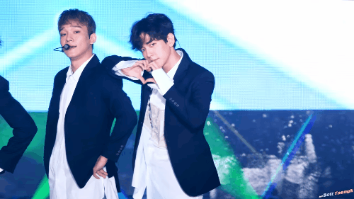 Vừa act cool, Baekhyun đã bị pháo hoa sân khấu dọa cho giật mình - Ảnh 1. Vừa act cool, Baekhyun đã bị pháo hoa sân khấu dọa cho giật mình - Ảnh 1.