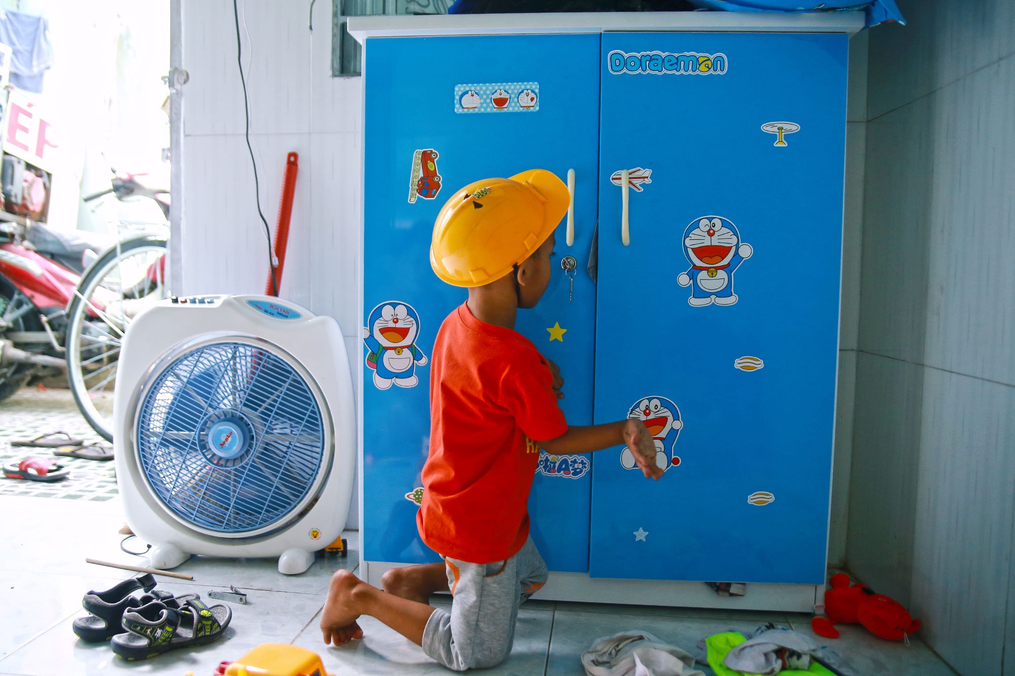 Chuyện về chiếc tủ màu xanh chứa đầy kho báu của cậu nhóc ve chai Thành Đạt - Ảnh 2. Chuyện về chiếc tủ màu xanh chứa đầy kho báu của cậu nhóc ve chai Thành Đạt - Ảnh 2.