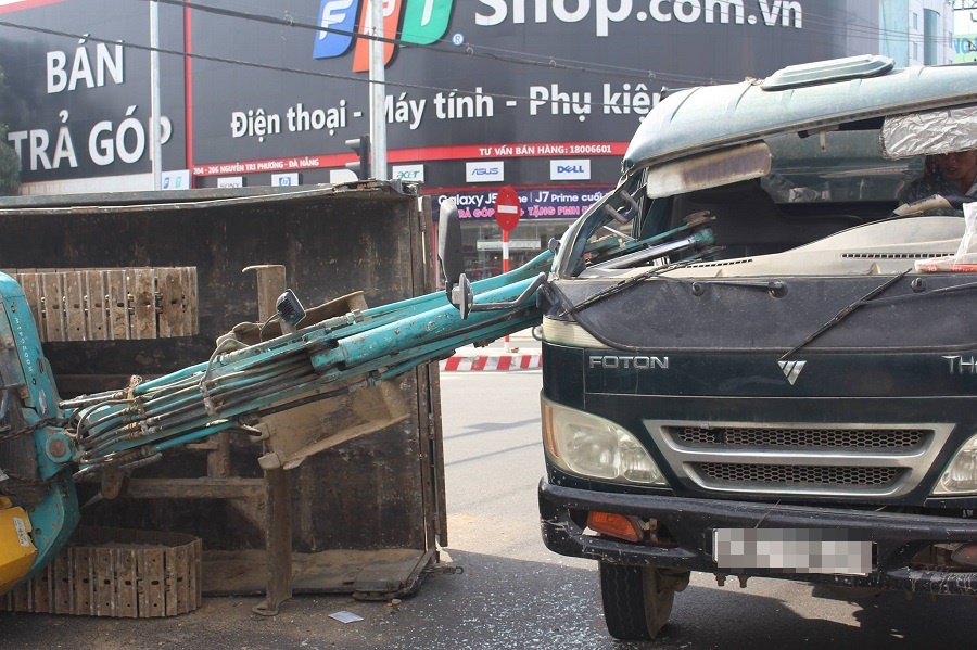 Xe tải lật ngang trước đường dẫn vào sân bay Đà Nẵng, giao thông hỗn loạn - Ảnh 2. Xe tải lật ngang trước đường dẫn vào sân bay Đà Nẵng, giao thông hỗn loạn - Ảnh 2.