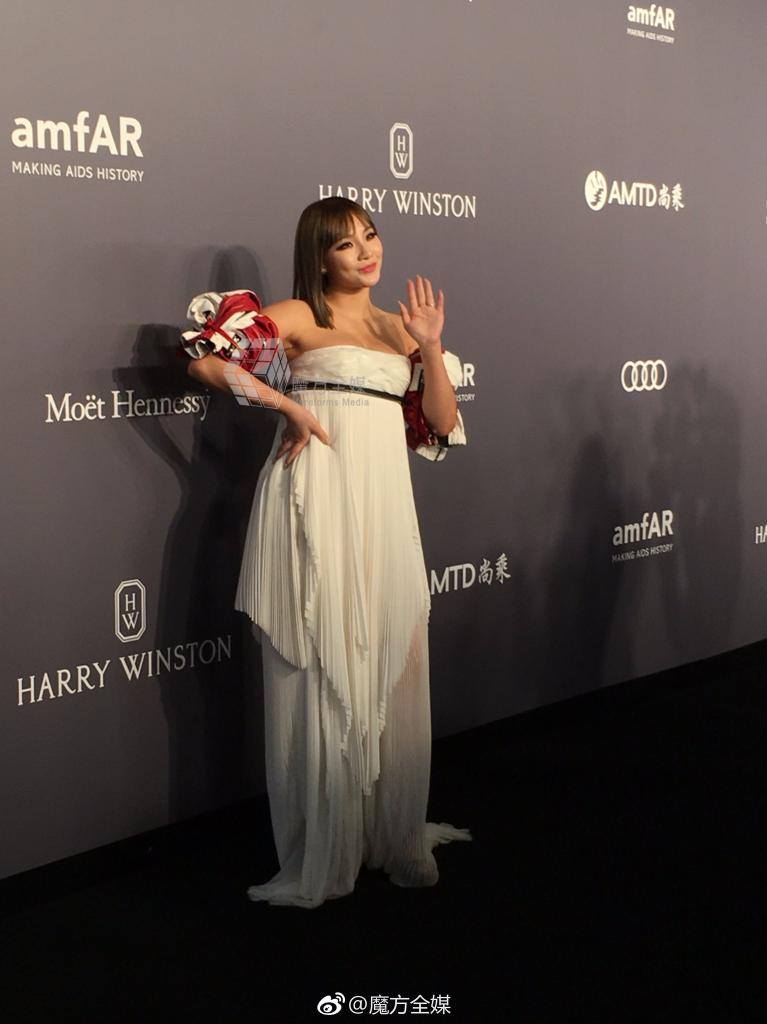 Hình ảnh CL khoe vòng một trong bộ váy thảm họa bỗng trở thành cảm hứng chế ảnh bất tận - Ảnh 2. Hình ảnh CL khoe vòng một trong bộ váy thảm họa bỗng trở thành cảm hứng chế ảnh bất tận - Ảnh 2.