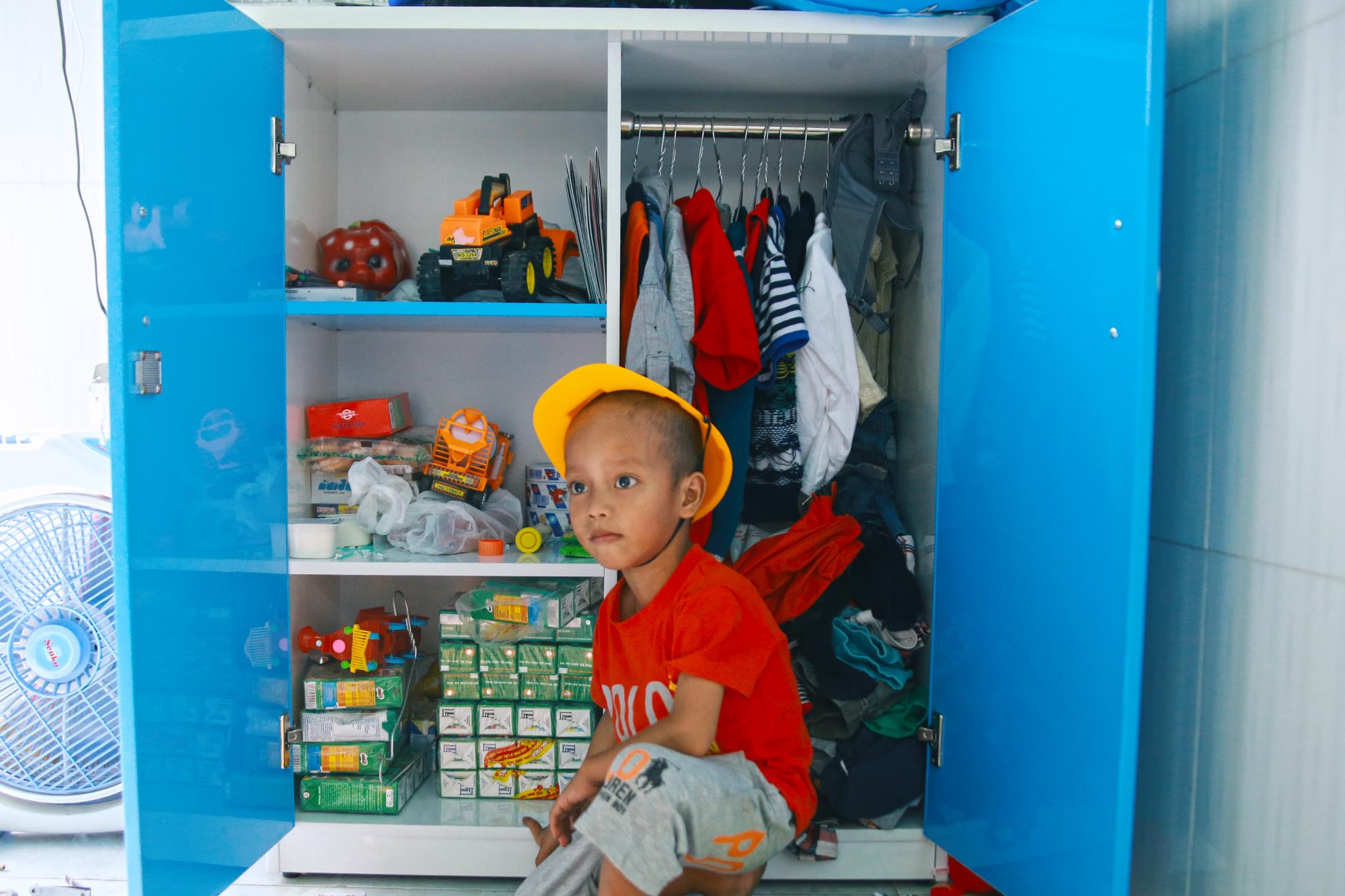 Chuyện về chiếc tủ màu xanh chứa đầy kho báu của cậu nhóc ve chai Thành Đạt - Ảnh 3. Chuyện về chiếc tủ màu xanh chứa đầy kho báu của cậu nhóc ve chai Thành Đạt - Ảnh 3.