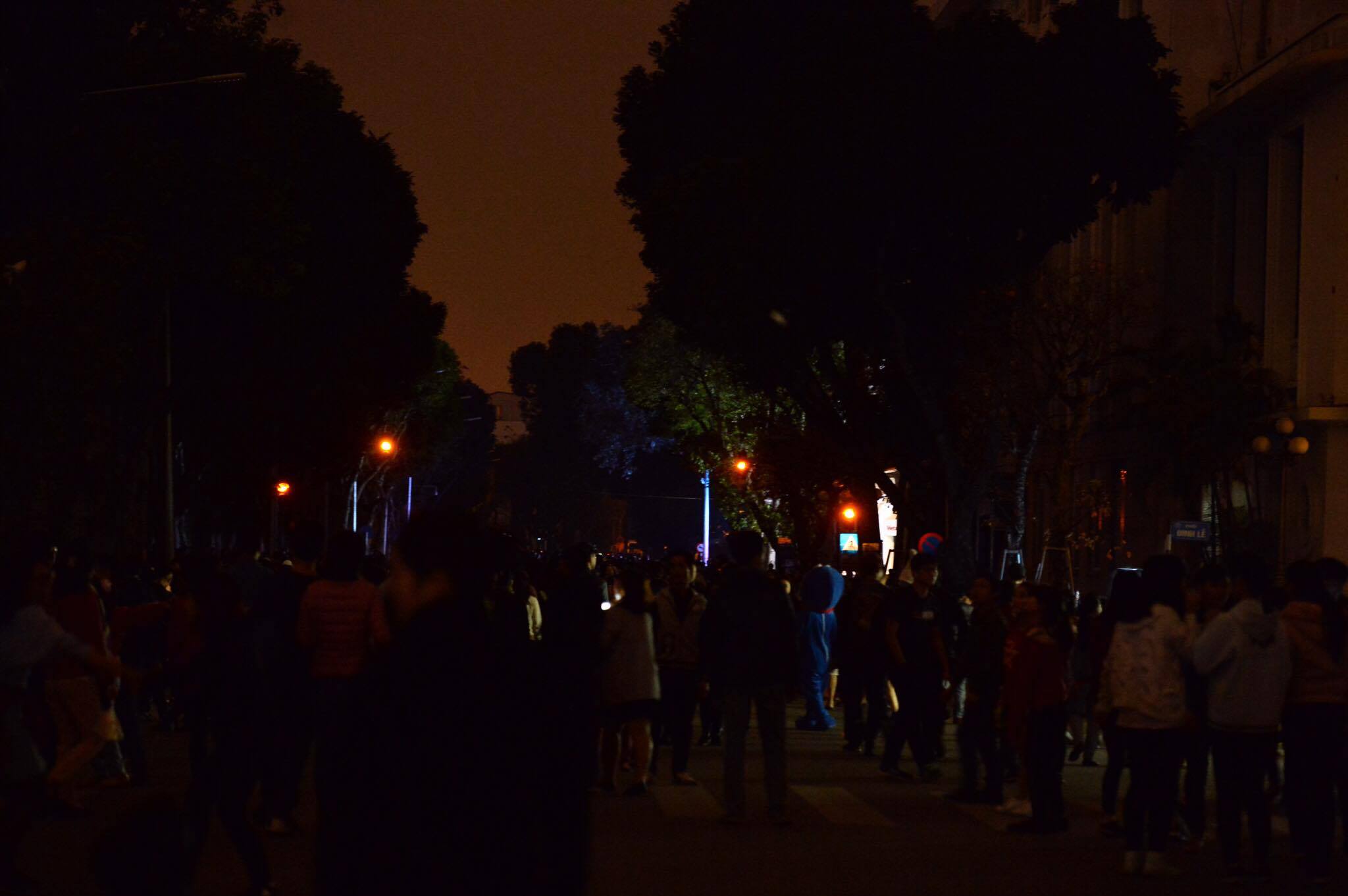 Ngắm Hà Nội - Sài Gòn: Trước và sau khi các điểm nổi tiếng đồng loạt tắt đèn nhân 10 năm Giờ Trái Đất - Ảnh 12. Ngắm Hà Nội - Sài Gòn: Trước và sau khi các điểm nổi tiếng đồng loạt tắt đèn nhân 10 năm Giờ Trái Đất - Ảnh 12.