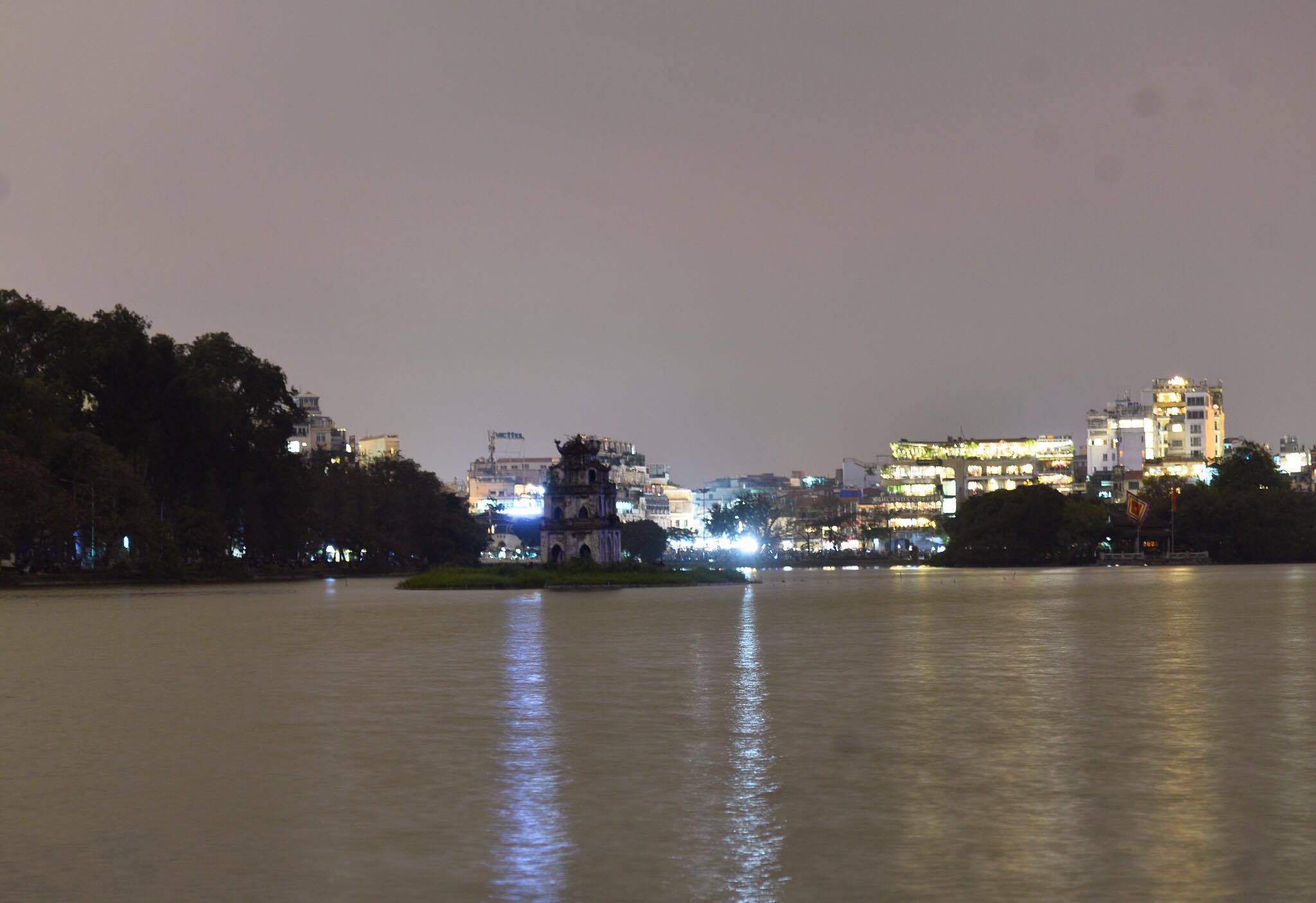 Ngắm Hà Nội - Sài Gòn: Trước và sau khi các điểm nổi tiếng đồng loạt tắt đèn nhân 10 năm Giờ Trái Đất - Ảnh 2. Ngắm Hà Nội - Sài Gòn: Trước và sau khi các điểm nổi tiếng đồng loạt tắt đèn nhân 10 năm Giờ Trái Đất - Ảnh 2.