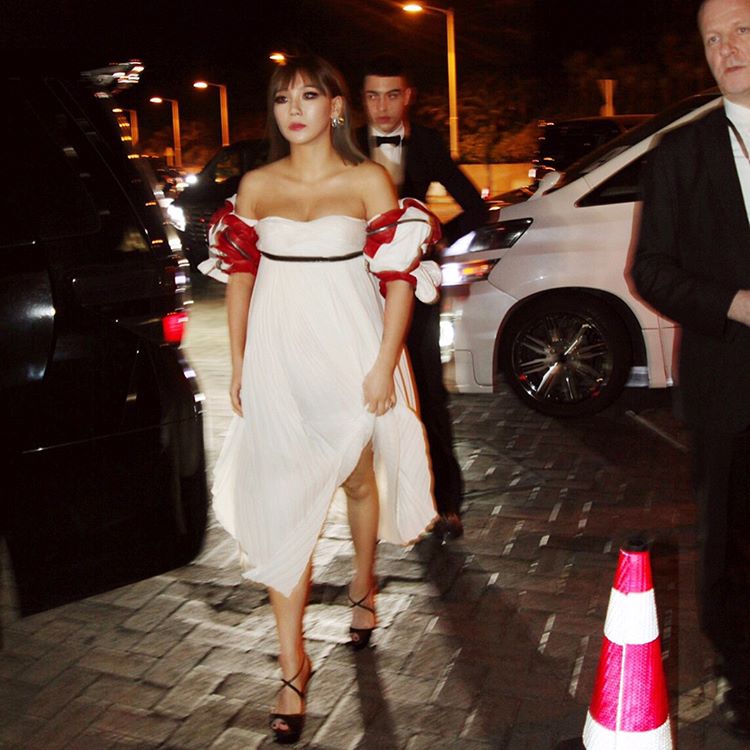 Hình ảnh CL khoe vòng một trong bộ váy thảm họa bỗng trở thành cảm hứng chế ảnh bất tận - Ảnh 1. Hình ảnh CL khoe vòng một trong bộ váy thảm họa bỗng trở thành cảm hứng chế ảnh bất tận - Ảnh 1.