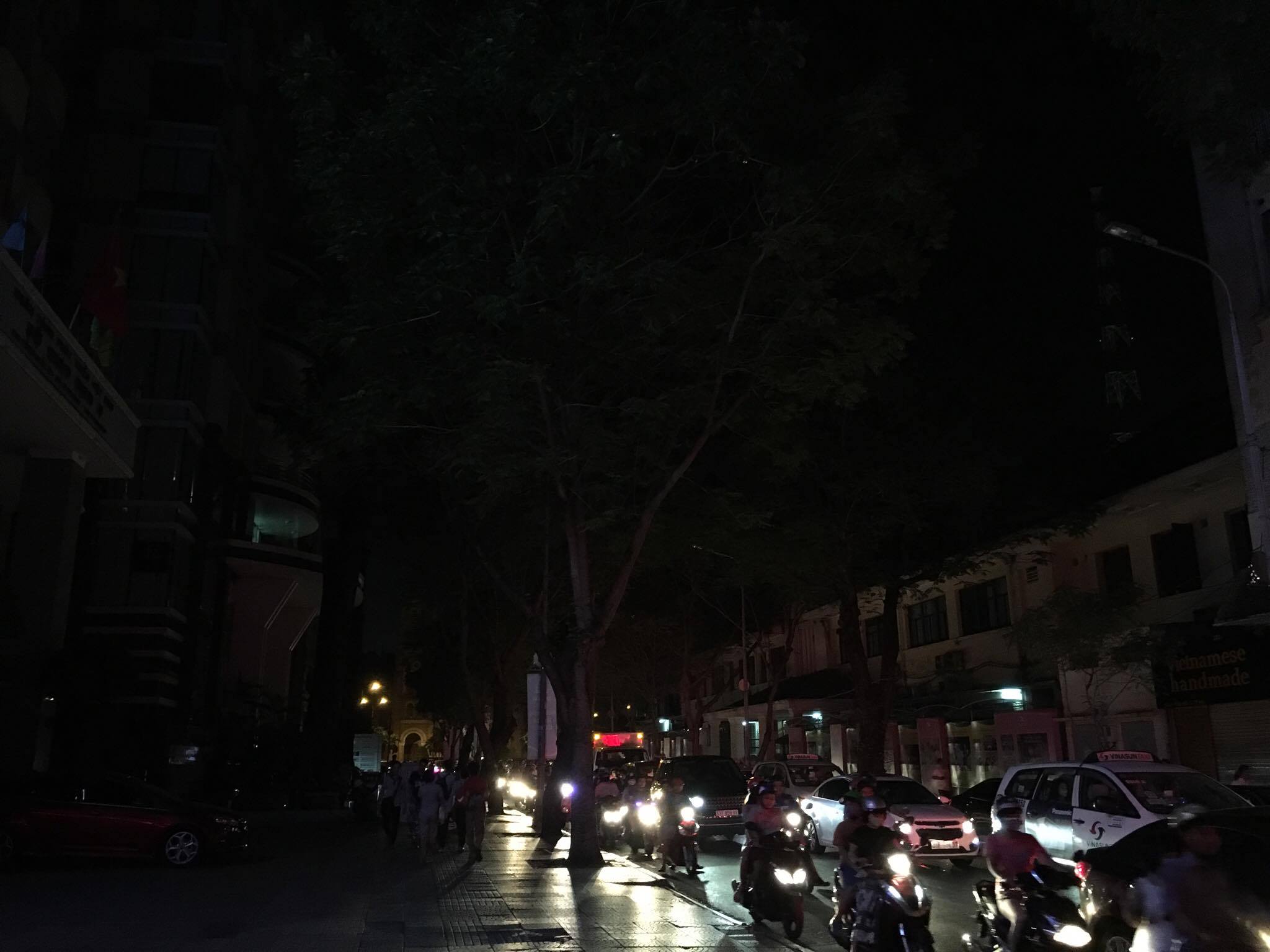 Ngắm Hà Nội - Sài Gòn: Trước và sau khi các điểm nổi tiếng đồng loạt tắt đèn nhân 10 năm Giờ Trái Đất - Ảnh 18. Ngắm Hà Nội - Sài Gòn: Trước và sau khi các điểm nổi tiếng đồng loạt tắt đèn nhân 10 năm Giờ Trái Đất - Ảnh 18.