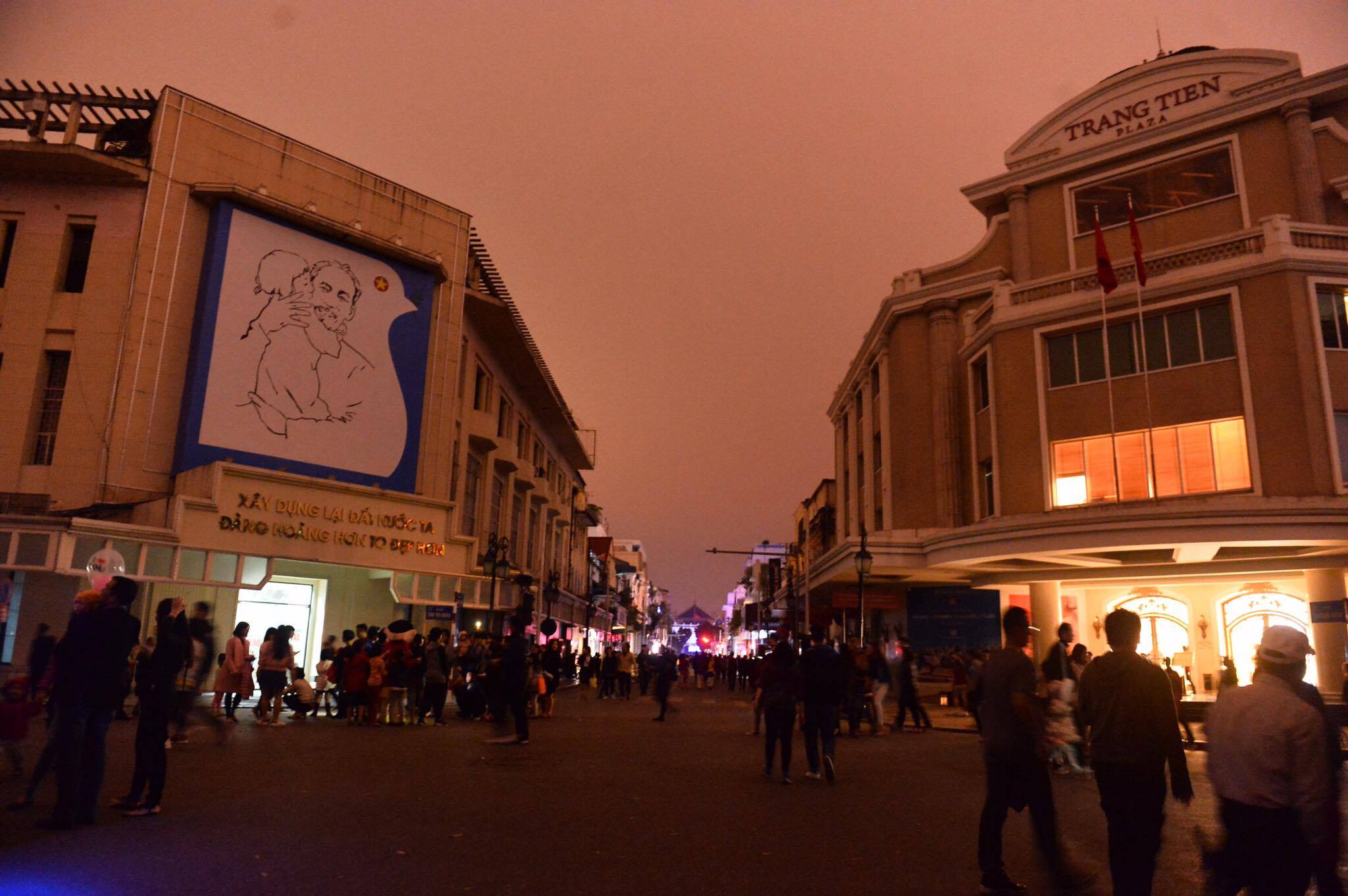 Ngắm Hà Nội - Sài Gòn: Trước và sau khi các điểm nổi tiếng đồng loạt tắt đèn nhân 10 năm Giờ Trái Đất - Ảnh 10. Ngắm Hà Nội - Sài Gòn: Trước và sau khi các điểm nổi tiếng đồng loạt tắt đèn nhân 10 năm Giờ Trái Đất - Ảnh 10.