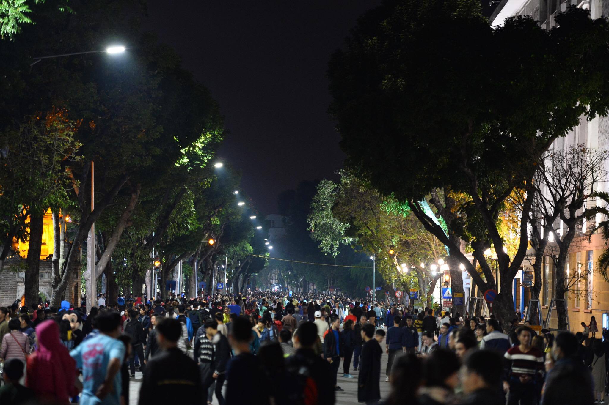 Ngắm Hà Nội - Sài Gòn: Trước và sau khi các điểm nổi tiếng đồng loạt tắt đèn nhân 10 năm Giờ Trái Đất - Ảnh 11. Ngắm Hà Nội - Sài Gòn: Trước và sau khi các điểm nổi tiếng đồng loạt tắt đèn nhân 10 năm Giờ Trái Đất - Ảnh 11.