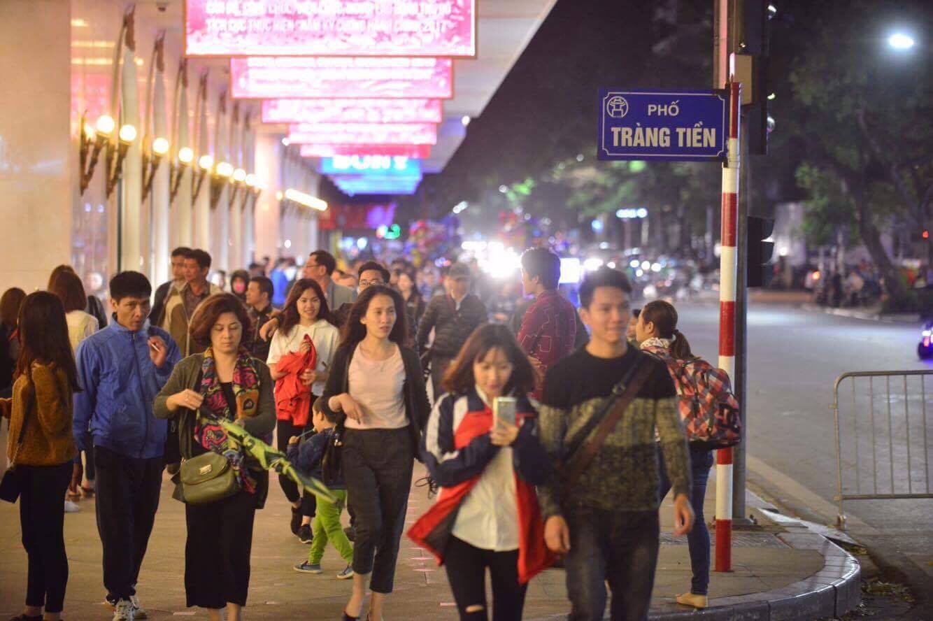 Ngắm Hà Nội - Sài Gòn: Trước và sau khi các điểm nổi tiếng đồng loạt tắt đèn nhân 10 năm Giờ Trái Đất - Ảnh 9. Ngắm Hà Nội - Sài Gòn: Trước và sau khi các điểm nổi tiếng đồng loạt tắt đèn nhân 10 năm Giờ Trái Đất - Ảnh 9.