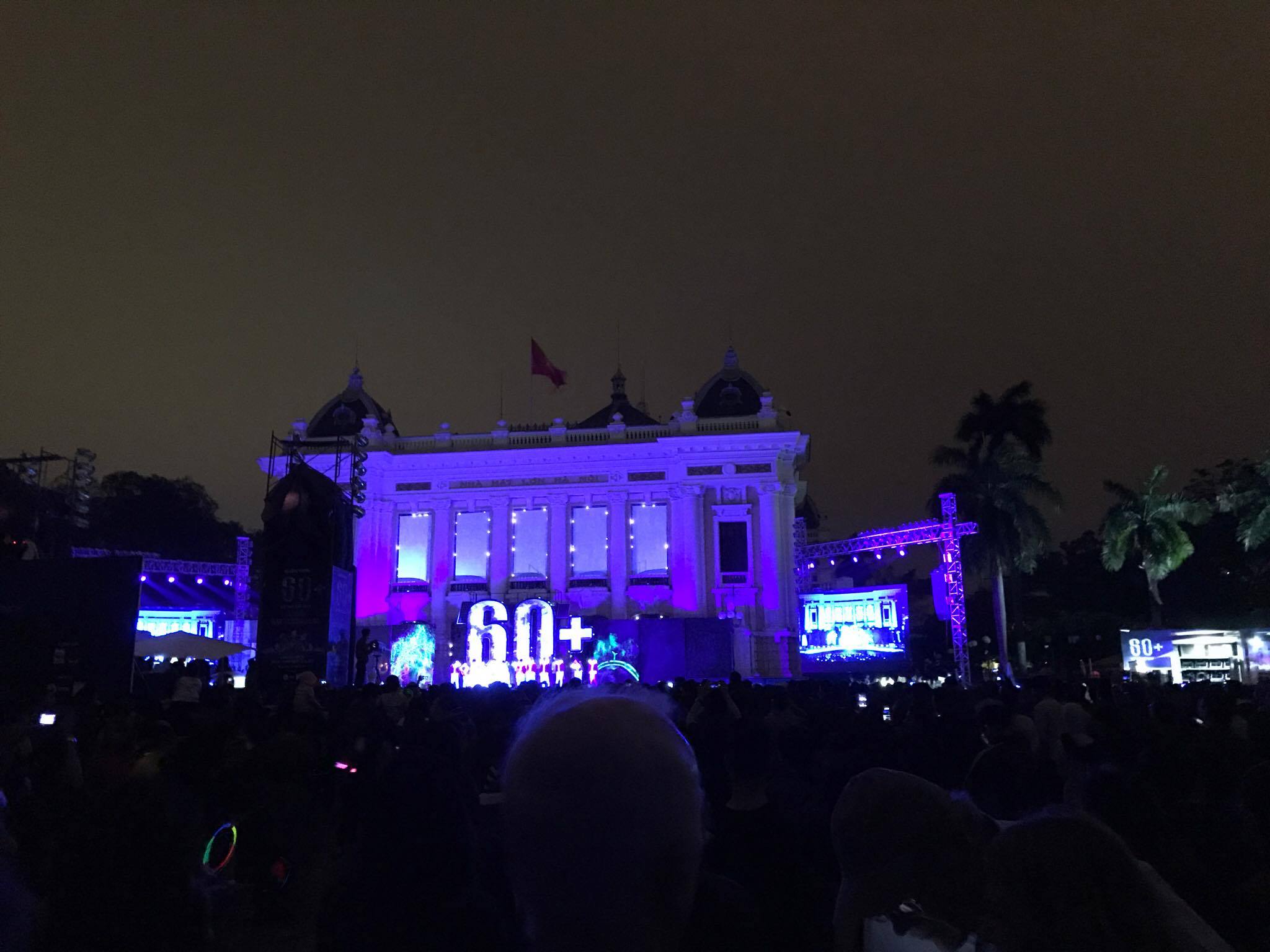 Ngắm Hà Nội - Sài Gòn: Trước và sau khi các điểm nổi tiếng đồng loạt tắt đèn nhân 10 năm Giờ Trái Đất - Ảnh 8. Ngắm Hà Nội - Sài Gòn: Trước và sau khi các điểm nổi tiếng đồng loạt tắt đèn nhân 10 năm Giờ Trái Đất - Ảnh 8.