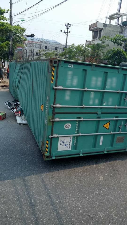 Nam Định: Xe container đổ nghiêng, đè nát ô tô con chở gia đình 4 người - Ảnh 2.