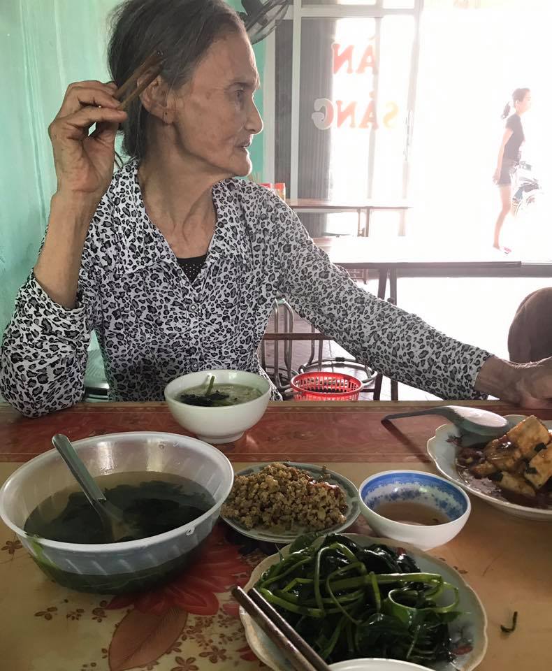 Cụ bà chống gậy đi bộ suốt 9km với 5.000 đồng trong túi và hành động đẹp của người phụ nữ ở Tuyên Quang - Ảnh 3. Cụ bà chống gậy đi bộ suốt 9km với 5.000 đồng trong túi và hành động đẹp của người phụ nữ ở Tuyên Quang - Ảnh 3.