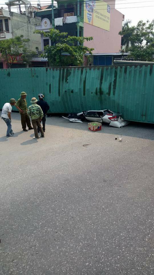 Nam Định: Xe container đổ nghiêng, đè nát ô tô con chở gia đình 4 người - Ảnh 3.