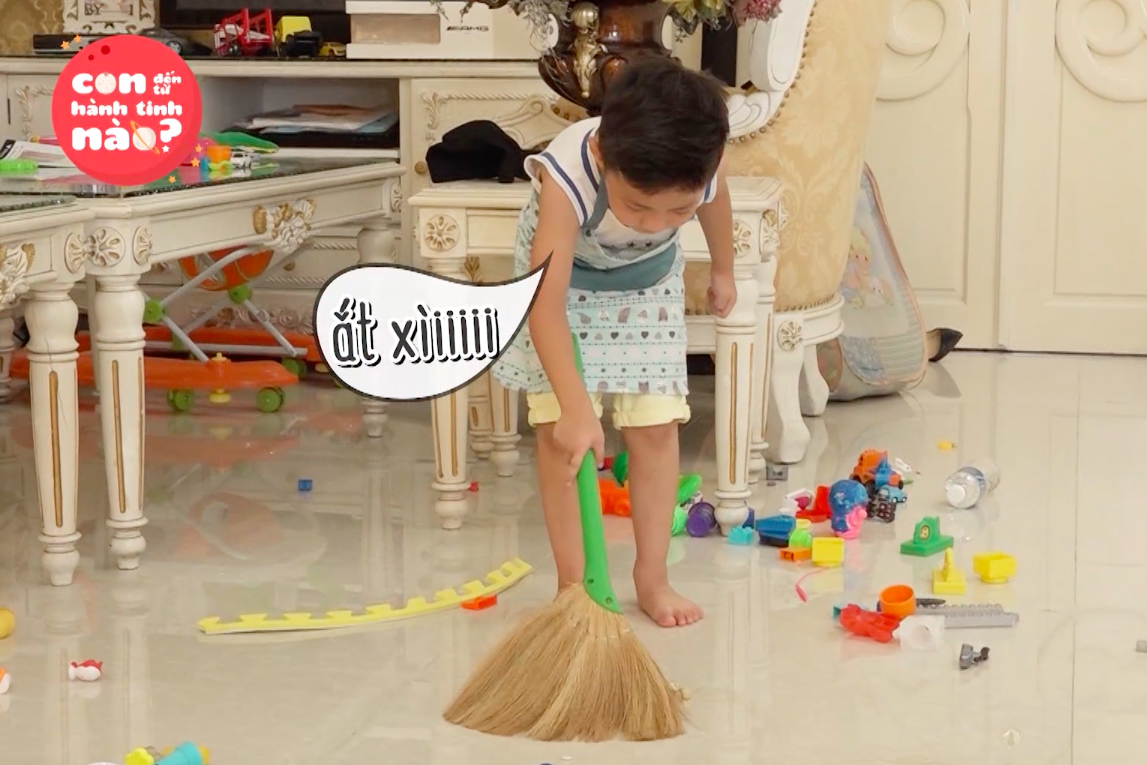 Con trai nhỏ xíu của Đăng Khôi cặm cụi quét nhà quên cả trời đất - Ảnh 16. Con trai nhỏ xíu của Đăng Khôi cặm cụi quét nhà quên cả trời đất - Ảnh 16.