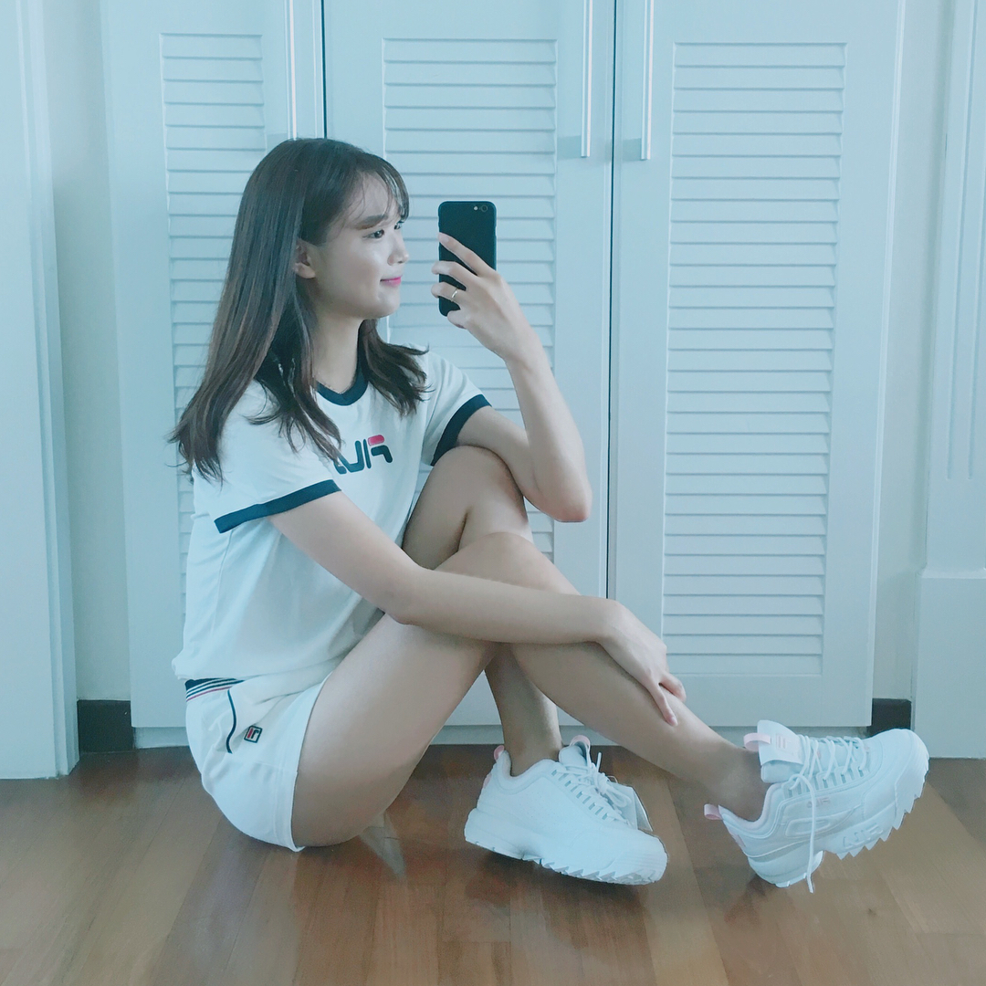 Giới trẻ châu Á người người nhà nhà đang diện T-shirt và sneaker Fila chất phát ngất ra sao? - Ảnh 24. Giới trẻ châu Á người người nhà nhà đang diện T-shirt và sneaker Fila chất phát ngất ra sao? - Ảnh 24.