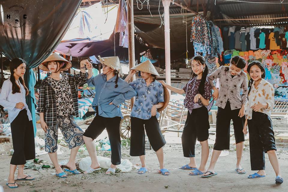 Kỷ yếu xóm chợ náo nhiệt nhất trên đời với 33 tiểu thương đều là các bạn học sinh! - Ảnh 15. Kỷ yếu xóm chợ náo nhiệt nhất trên đời với 33 tiểu thương đều là các bạn học sinh! - Ảnh 15.