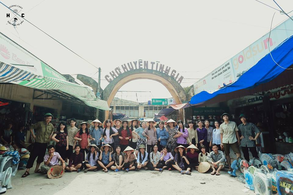 Kỷ yếu xóm chợ náo nhiệt nhất trên đời với 33 tiểu thương đều là các bạn học sinh! - Ảnh 1. Kỷ yếu xóm chợ náo nhiệt nhất trên đời với 33 tiểu thương đều là các bạn học sinh! - Ảnh 1.