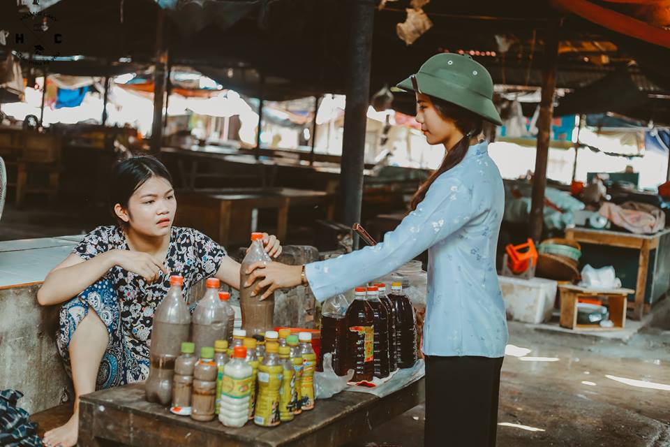 Kỷ yếu xóm chợ náo nhiệt nhất trên đời với 33 tiểu thương đều là các bạn học sinh! - Ảnh 7. Kỷ yếu xóm chợ náo nhiệt nhất trên đời với 33 tiểu thương đều là các bạn học sinh! - Ảnh 7.