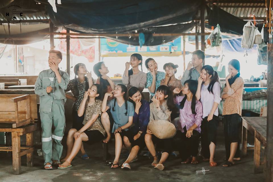 Kỷ yếu xóm chợ náo nhiệt nhất trên đời với 33 tiểu thương đều là các bạn học sinh! - Ảnh 13. Kỷ yếu xóm chợ náo nhiệt nhất trên đời với 33 tiểu thương đều là các bạn học sinh! - Ảnh 13.