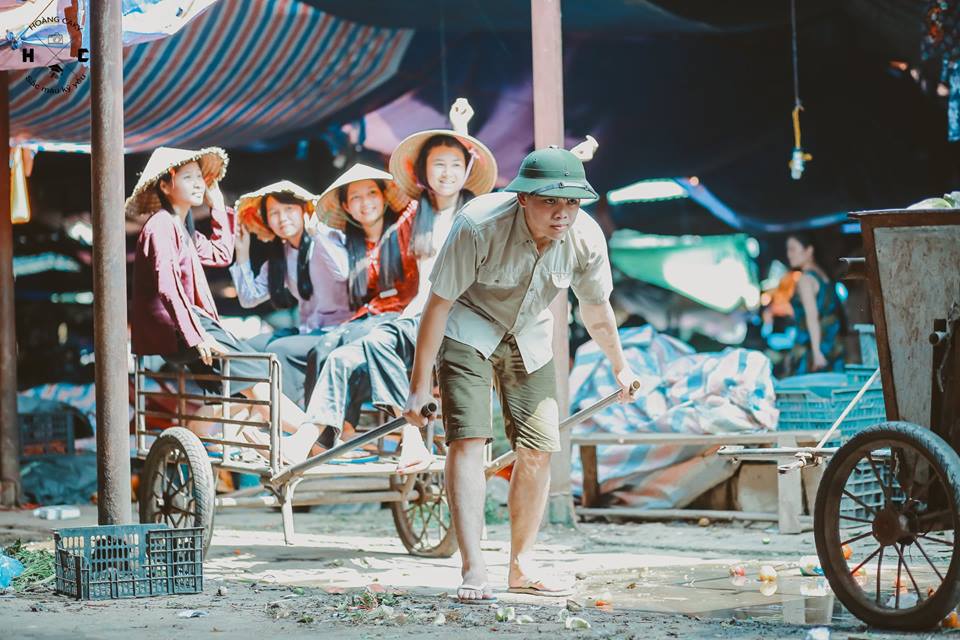 Kỷ yếu xóm chợ náo nhiệt nhất trên đời với 33 tiểu thương đều là các bạn học sinh! - Ảnh 12. Kỷ yếu xóm chợ náo nhiệt nhất trên đời với 33 tiểu thương đều là các bạn học sinh! - Ảnh 12.