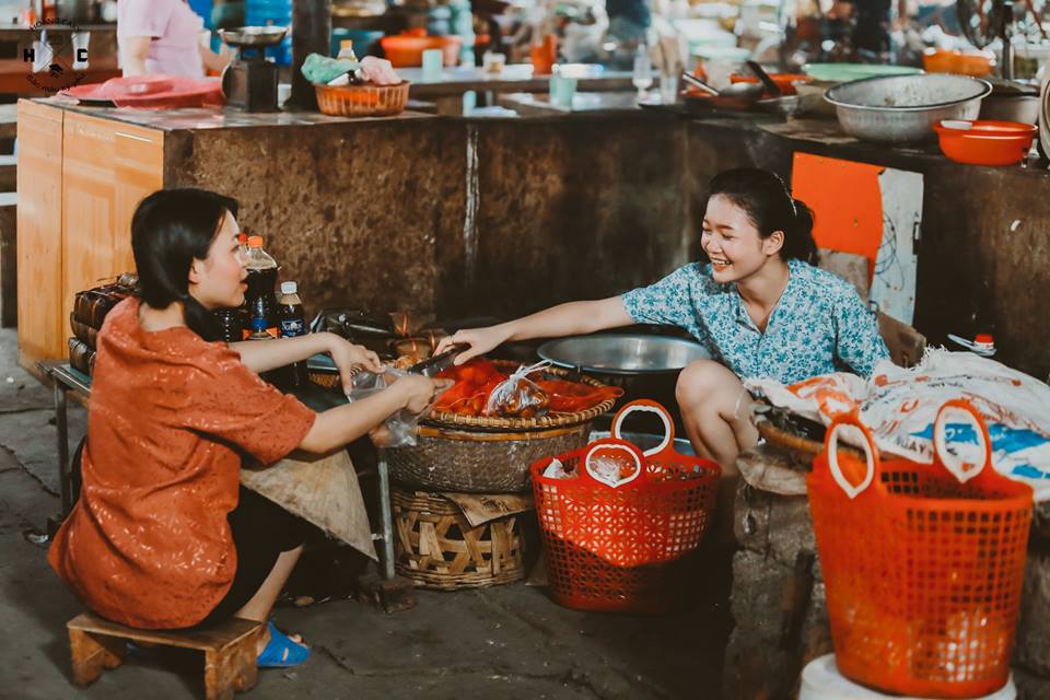 Kỷ yếu xóm chợ náo nhiệt nhất trên đời với 33 tiểu thương đều là các bạn học sinh! - Ảnh 5. Kỷ yếu xóm chợ náo nhiệt nhất trên đời với 33 tiểu thương đều là các bạn học sinh! - Ảnh 5.