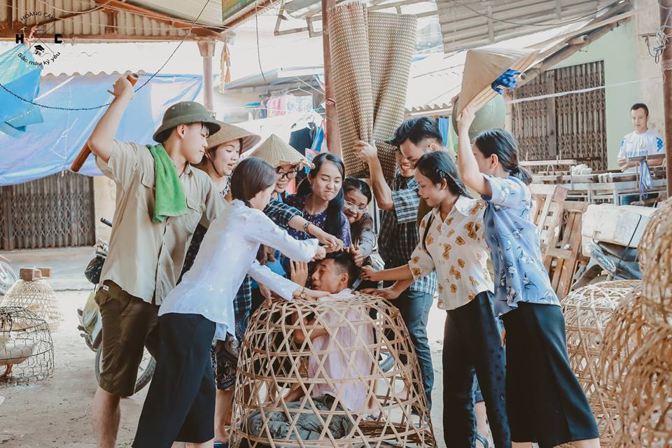 Kỷ yếu xóm chợ náo nhiệt nhất trên đời với 33 tiểu thương đều là các bạn học sinh! - Ảnh 10. Kỷ yếu xóm chợ náo nhiệt nhất trên đời với 33 tiểu thương đều là các bạn học sinh! - Ảnh 10.