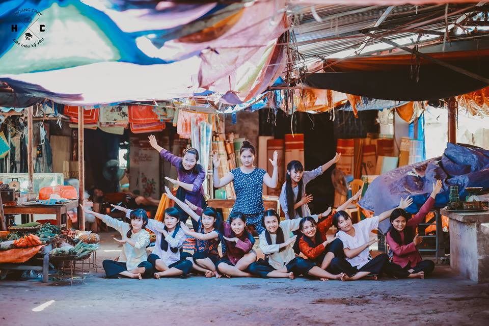 Kỷ yếu xóm chợ náo nhiệt nhất trên đời với 33 tiểu thương đều là các bạn học sinh! - Ảnh 9. Kỷ yếu xóm chợ náo nhiệt nhất trên đời với 33 tiểu thương đều là các bạn học sinh! - Ảnh 9.