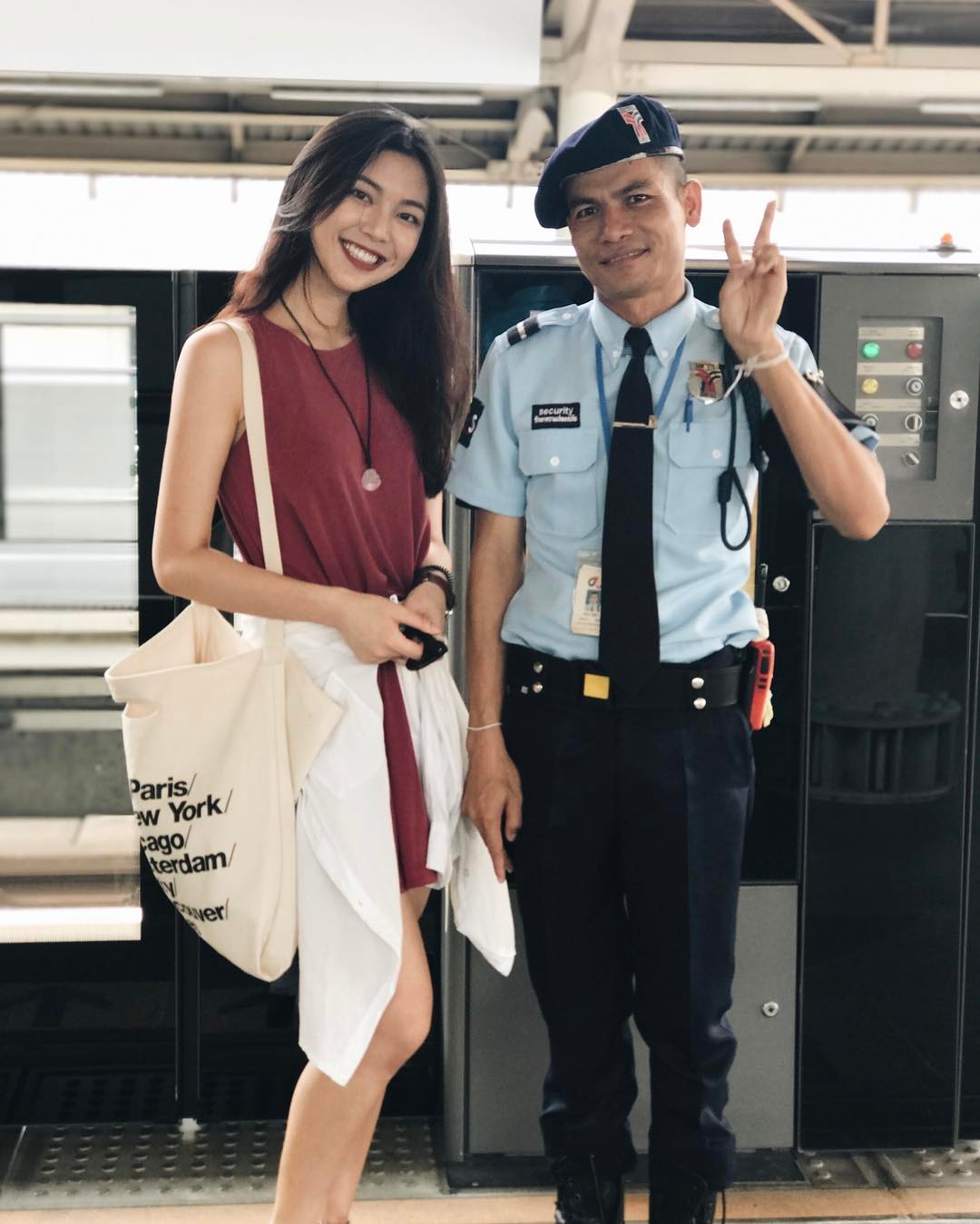 Có những cô gái chỉ cần một nụ cười cũng khiến người ta muốn yêu luôn! - Ảnh 7. Có những cô gái chỉ cần một nụ cười cũng khiến người ta muốn yêu luôn! - Ảnh 7.