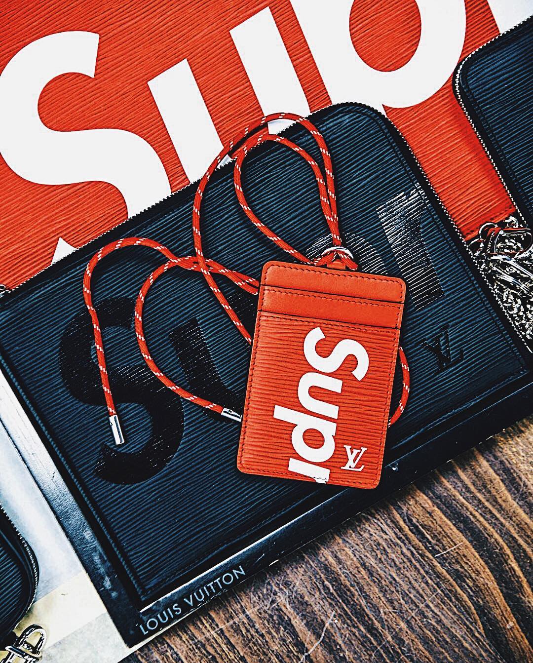 Louis Vuitton x Supreme - BST hàng hiệu xa xỉ mang đẳng cấp dân chơi đang khiến giới thời trang dậy sóng - Ảnh 20. Louis Vuitton x Supreme - BST hàng hiệu xa xỉ mang đẳng cấp dân chơi đang khiến giới thời trang dậy sóng - Ảnh 20.