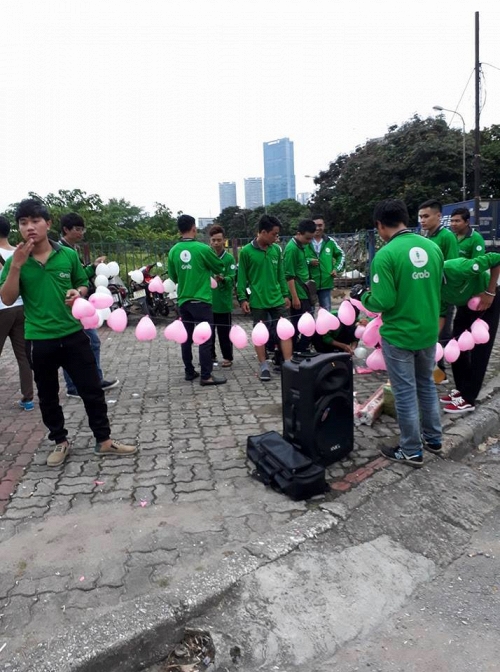 Được 500 anh em giúp sức, tài xế Grabbike đã có màn cầu hôn dưới mưa siêu lãng mạn như thế này đây! - Ảnh 1.