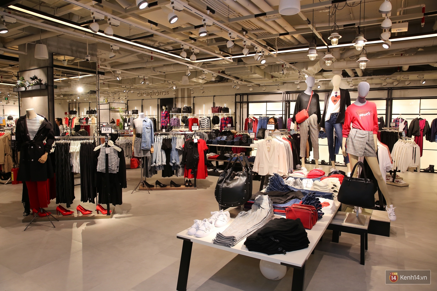 Stradivarius Việt Nam khai trương: Đồ đẹp giá siêu dễ chịu, áo phông cao nhất chỉ 249.000 đồng - Ảnh 2. Stradivarius Việt Nam khai trương: Đồ đẹp giá siêu dễ chịu, áo phông cao nhất chỉ 249.000 đồng - Ảnh 2.