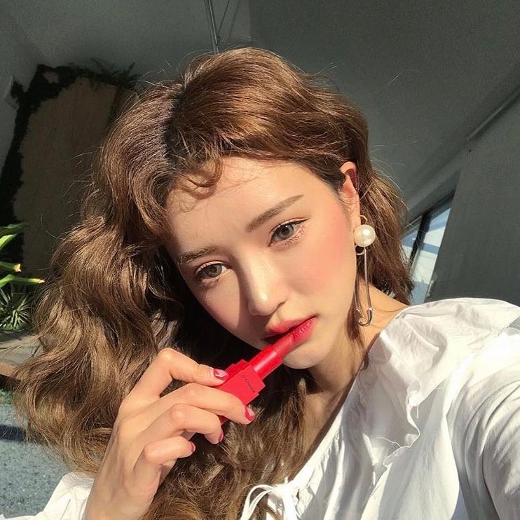 5 cây son Hàn bình dân ra mắt đã lâu nhưng vẫn được con gái Việt lùng mua ầm ầm - Ảnh 2. 5 cây son Hàn bình dân ra mắt đã lâu nhưng vẫn được con gái Việt lùng mua ầm ầm - Ảnh 2.