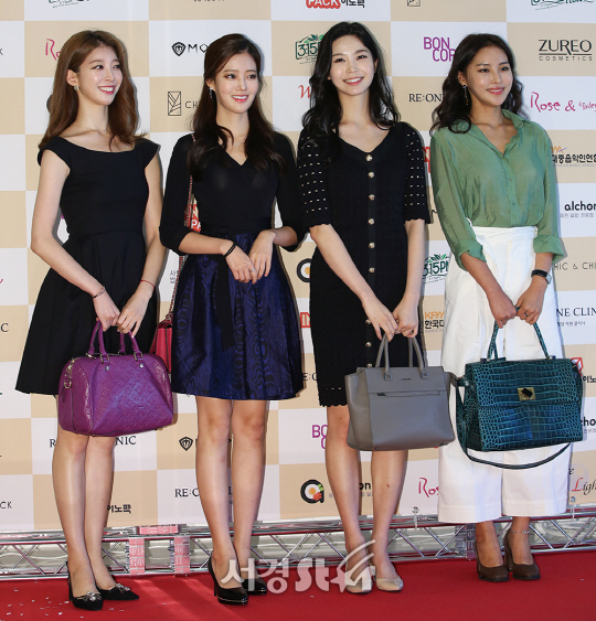 Thảm đỏ ngược đời: Dàn Á hậu, Hoa hậu Hàn Quốc 2017 bị một nữ diễn viên hạng B lấn át - Ảnh 3. Thảm đỏ ngược đời: Dàn Á hậu, Hoa hậu Hàn Quốc 2017 bị một nữ diễn viên hạng B lấn át - Ảnh 3.