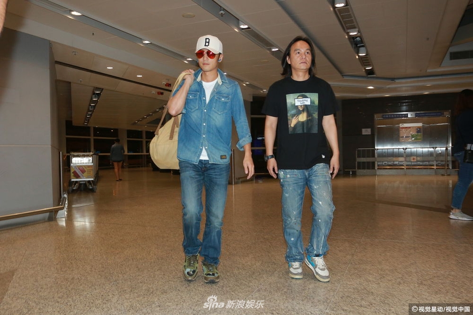 Tình tứ chẳng kém ai, Tạ Đình Phong đi công tác Nhật Bản, Vương Phi lặng lẽ đi theo người yêu chăm sóc - Ảnh 1. Tình tứ chẳng kém ai, Tạ Đình Phong đi công tác Nhật Bản, Vương Phi lặng lẽ đi theo người yêu chăm sóc - Ảnh 1.