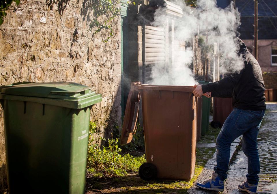 Hít khói thải từ thùng rác, thú vui tìm cảm giác hưng phấn đầy nguy hiểm của thanh niên Anh - Ảnh 2. Hít khói thải từ thùng rác, thú vui tìm cảm giác hưng phấn đầy nguy hiểm của thanh niên Anh - Ảnh 2.