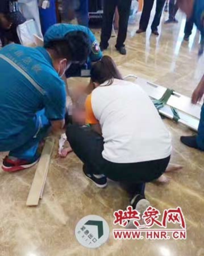 Trung tâm thương mại lắp đặt trò chơi cẩu thả, cô bé 5 tuổi ngã trọng thương, phải chăm sóc đặc biệt - Ảnh 2. Trung tâm thương mại lắp đặt trò chơi cẩu thả, cô bé 5 tuổi ngã trọng thương, phải chăm sóc đặc biệt 2