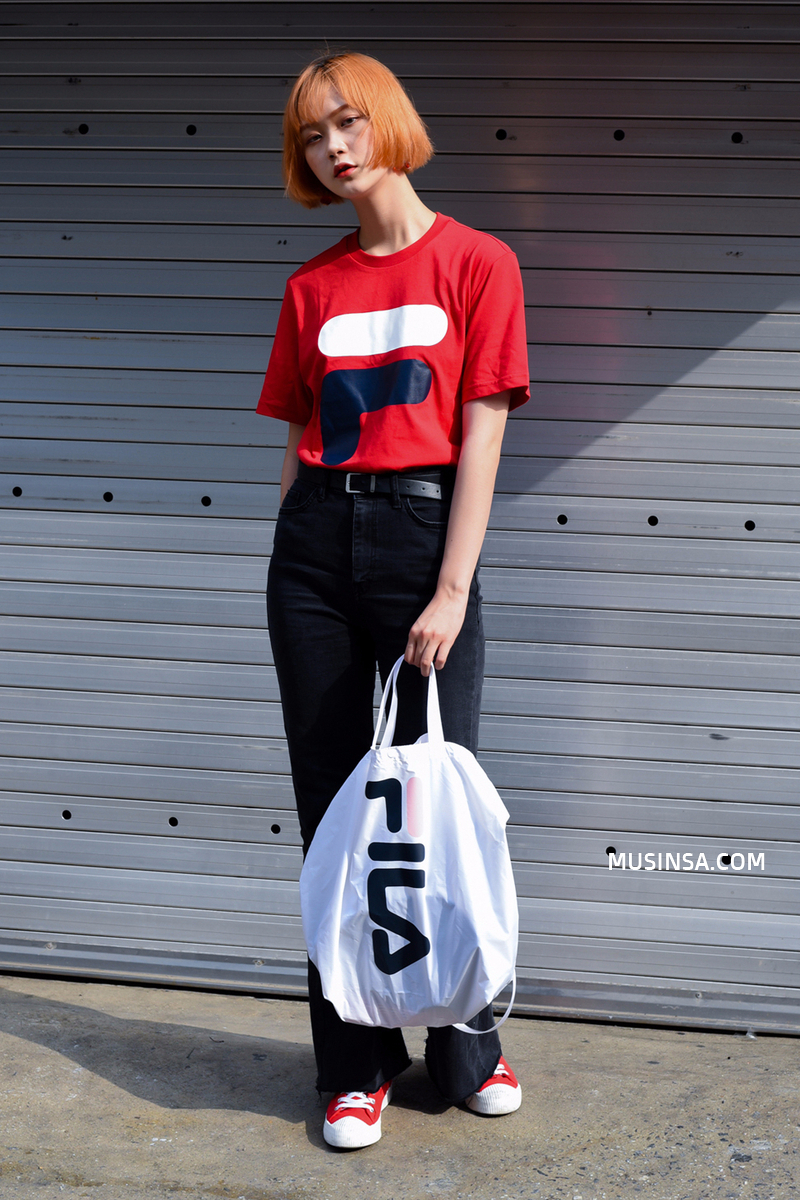 Giới trẻ châu Á người người nhà nhà đang diện T-shirt và sneaker Fila chất phát ngất ra sao? - Ảnh 26. Giới trẻ châu Á người người nhà nhà đang diện T-shirt và sneaker Fila chất phát ngất ra sao? - Ảnh 26.